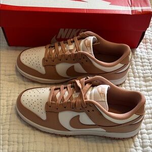 Nike Dunk Low
White/Rose Whisper